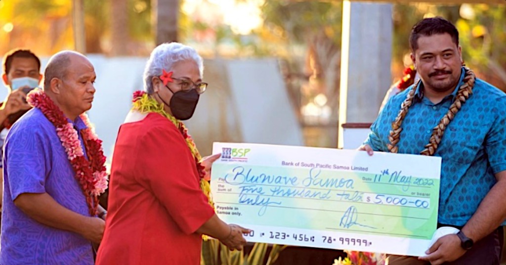 Samoa Prime Minister Fiame Naomi Mataafa presents Bluwave's prize for the winning entry - Government of Samoa